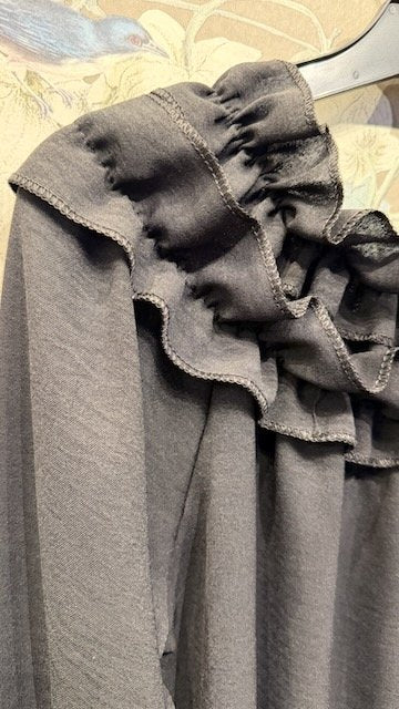 Långärmad Blus med Rund Hals och Volanger i Black från Caramelle Fashion - stylingbild | Lilla Hem