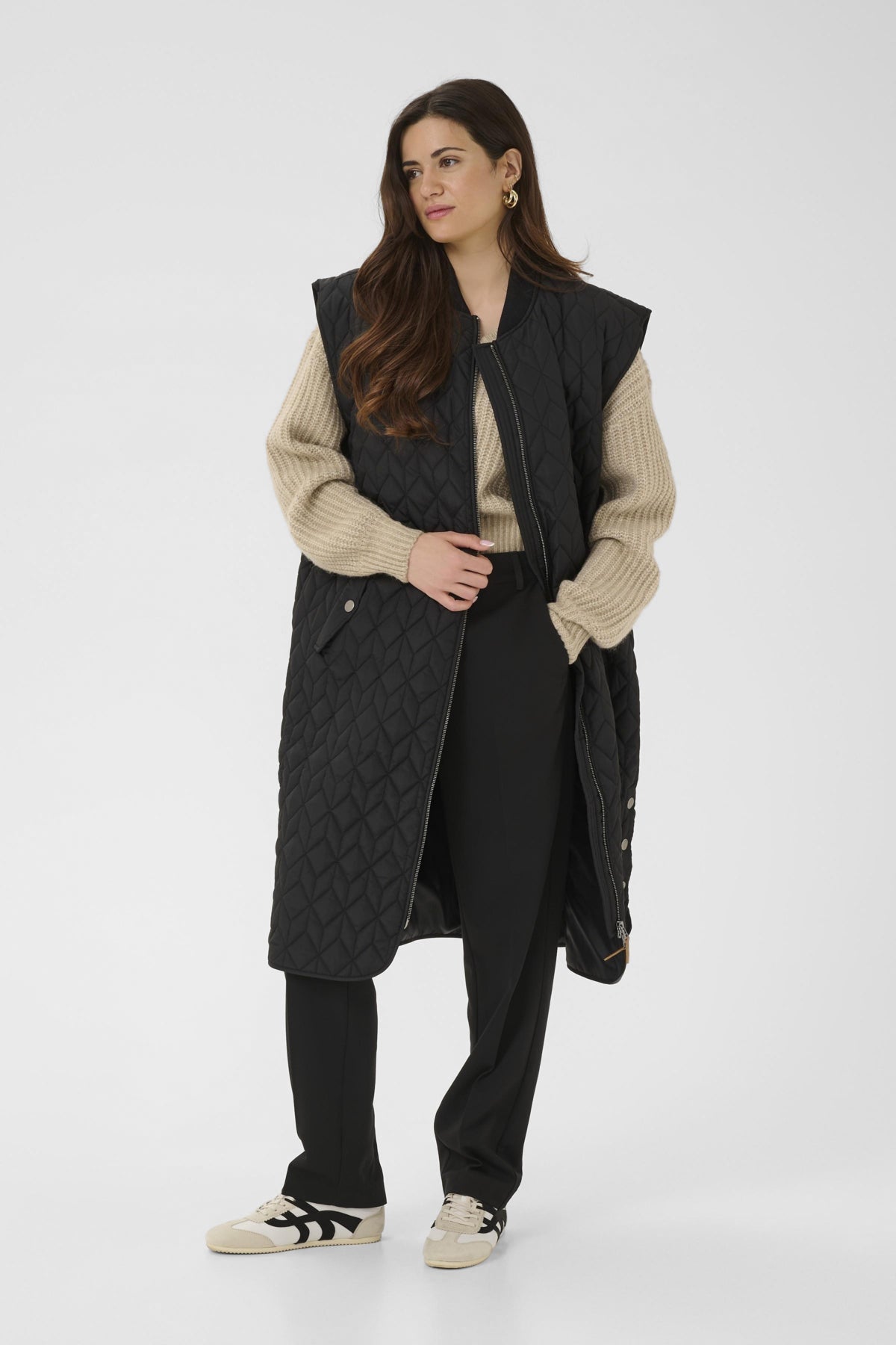 KAlelia Quilt Waist Coat Black Deep närbild - Kaffe | Lilla Hem