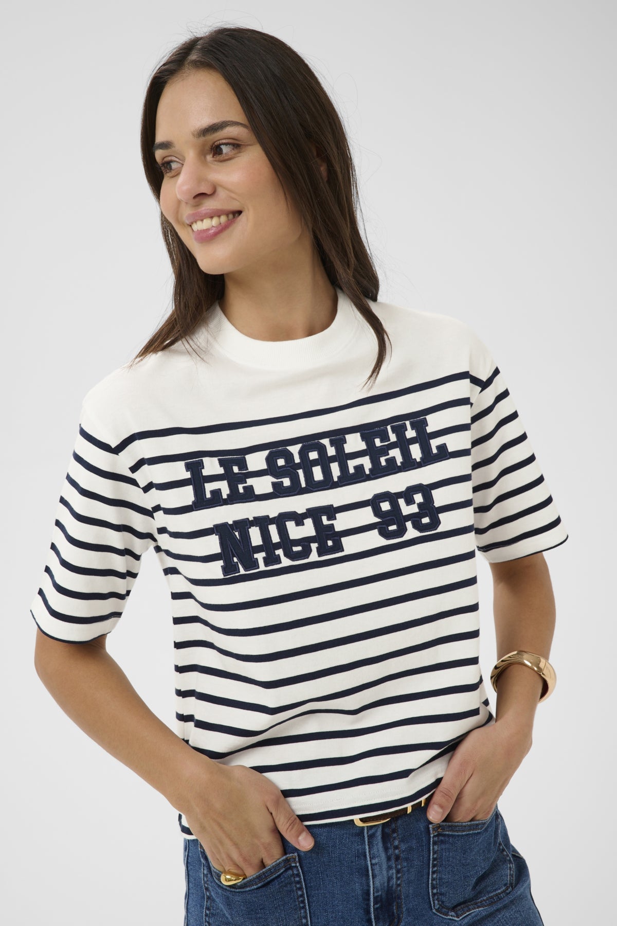 KAnolia T-Shirt Chalk/Midnight Marine Stripe detalj | Lilla Hem