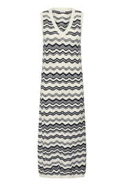 KAanna Knit Dress Chalk/Midnight M. Wavy Lines framsida | Lilla Hem