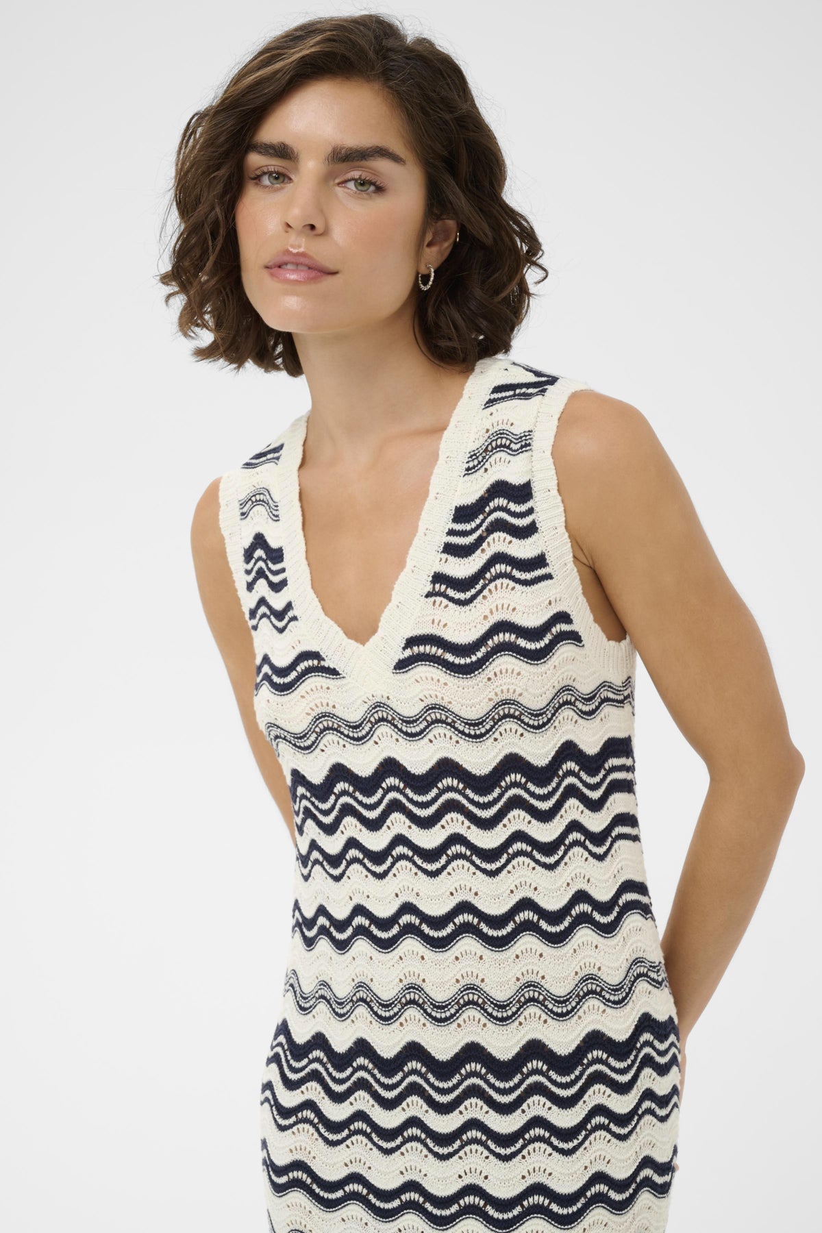 KAanna Knit Dress Chalk/Midnight M. Wavy Lines detalj | Lilla Hem