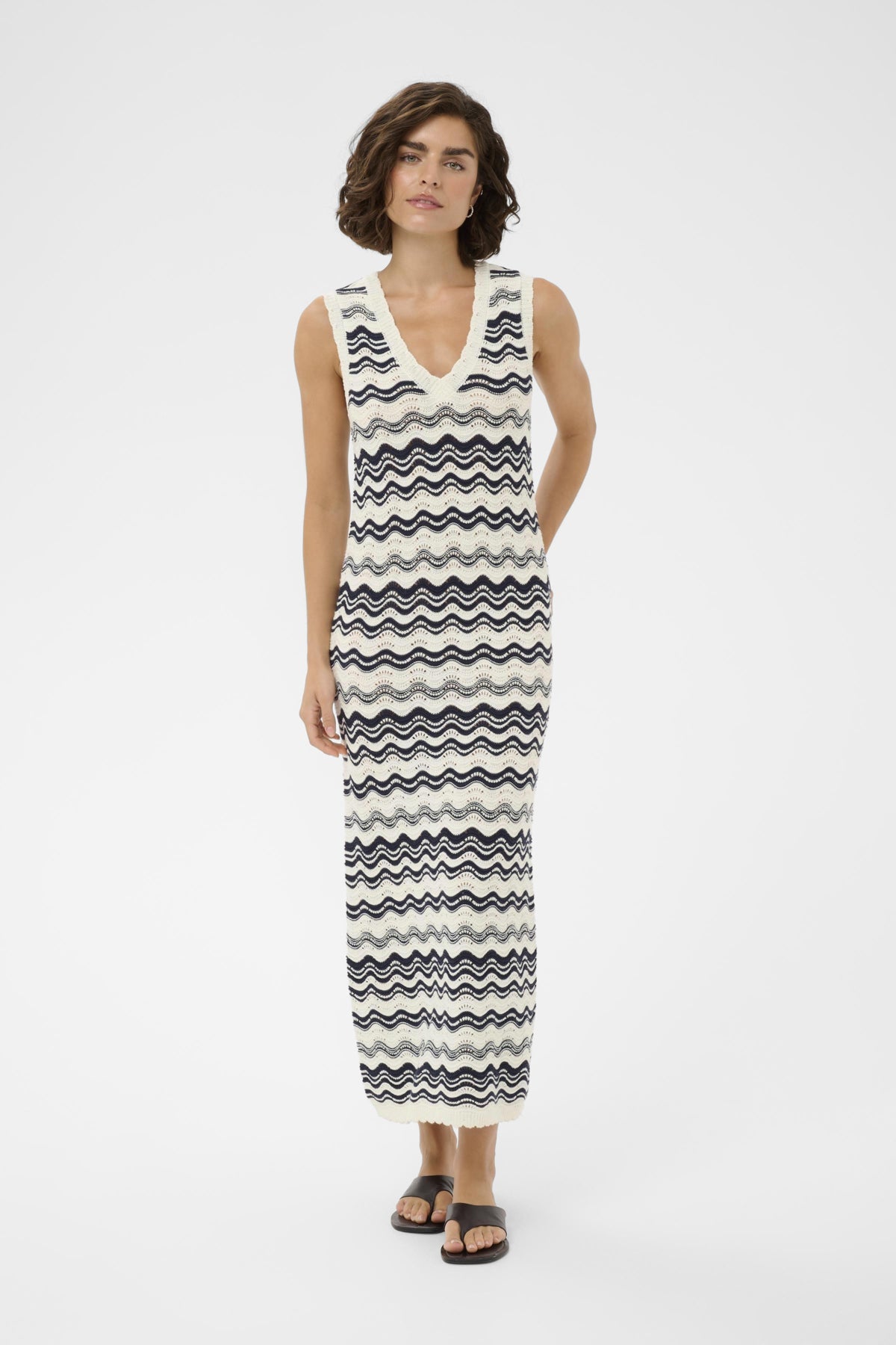 KAanna Knit Dress Chalk/Midnight M. Wavy Lines närbild | Lilla Hem