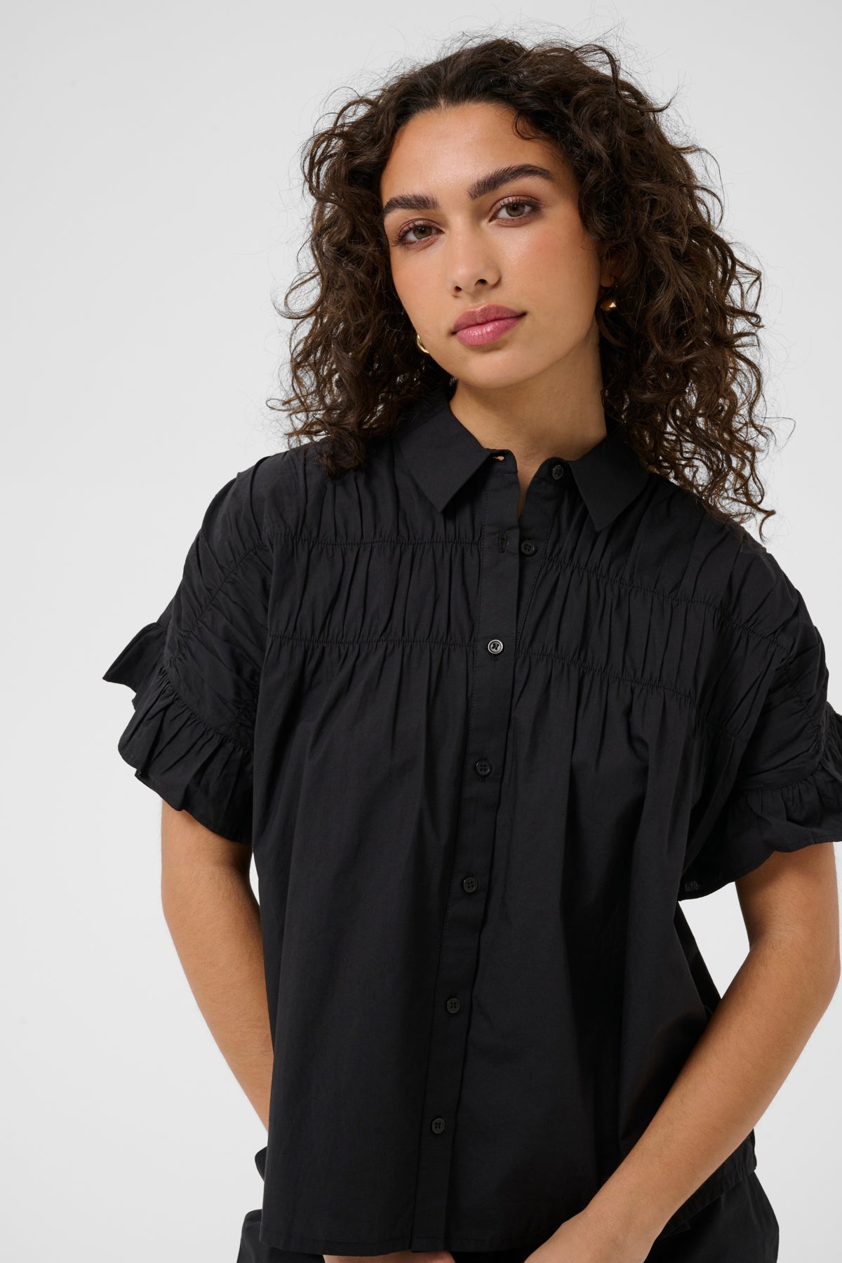 KAverdina Flouncce Shirt Black Deep detalj | Lilla Hem