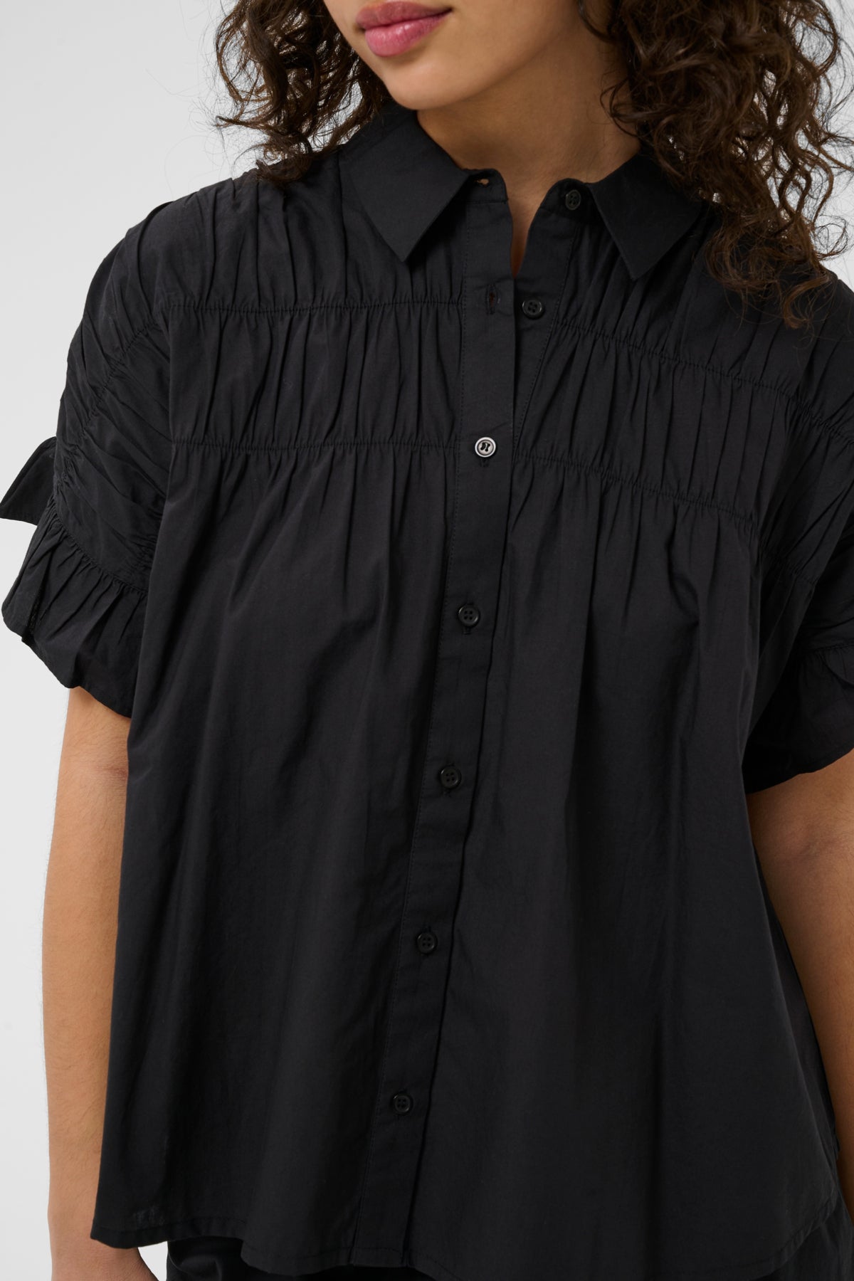KAverdina Flouncce Shirt Black Deep bakifrån | Lilla Hem