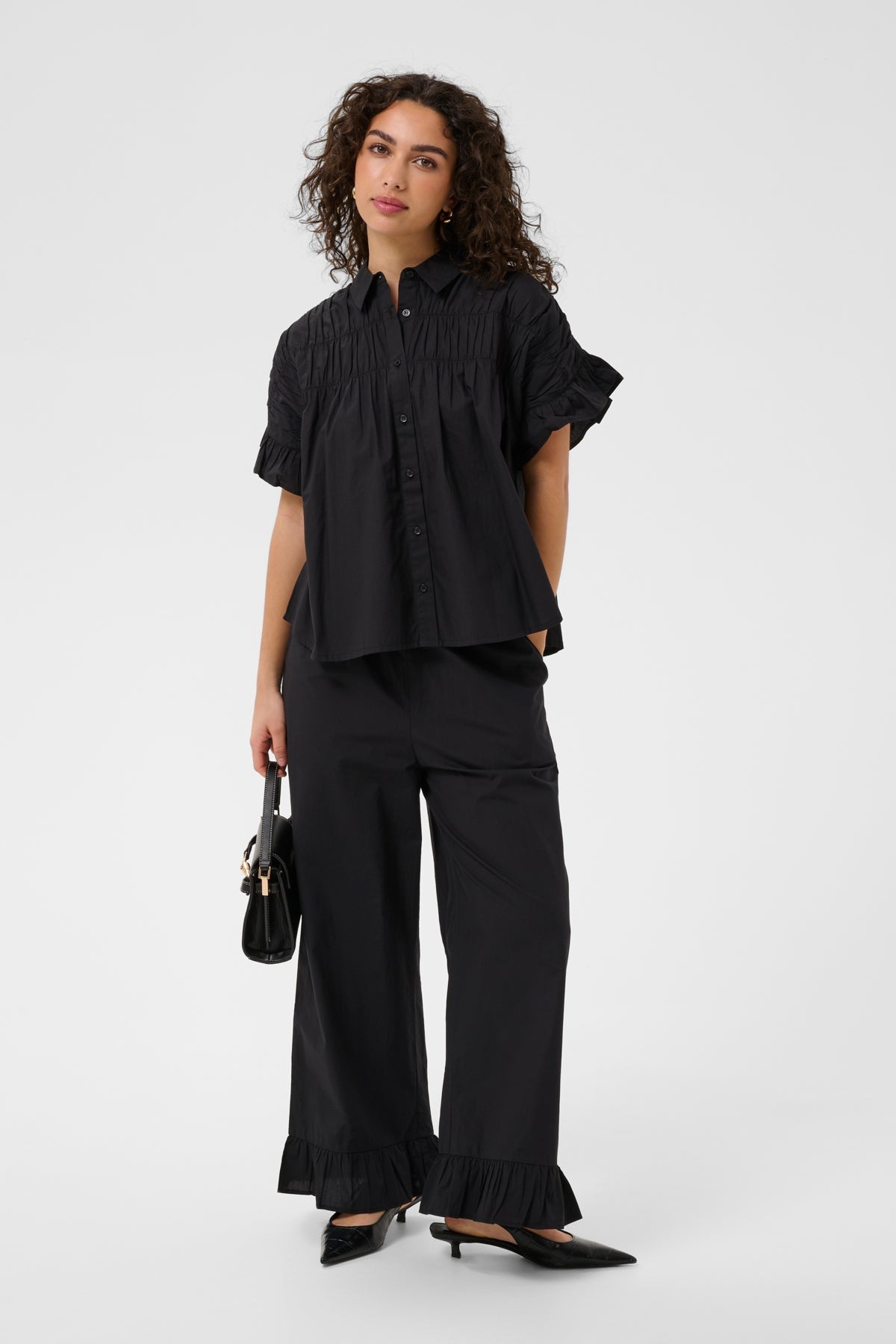 KAverdina Flouncce Shirt Black Deep närbild | Lilla Hem