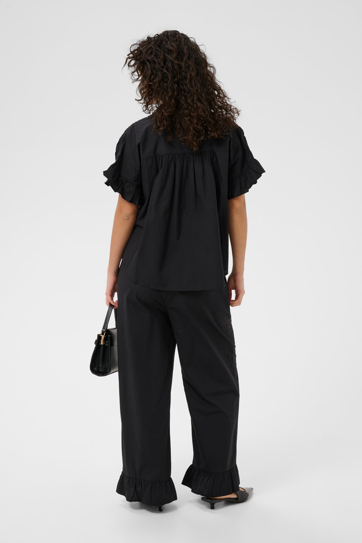 KAverdina Flouncce Shirt Black Deep material | Lilla Hem