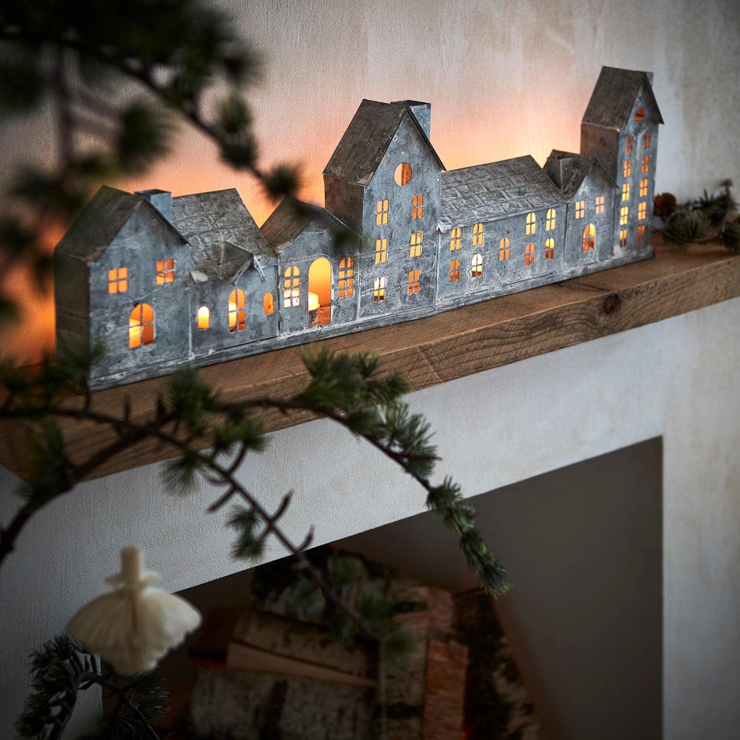 FENIX Ljuslykta hus Grå/vit L-68 hos Lilla Hem