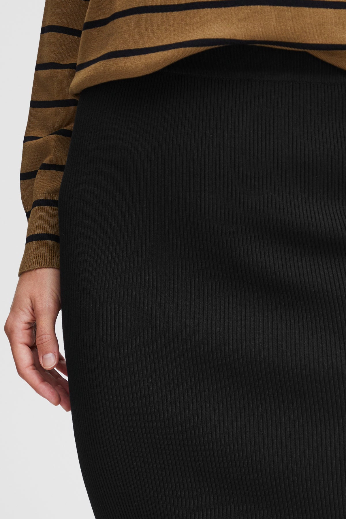 BYMMORLA PENCIL SKIRT Black - B. YOUNG | Lilla Hem