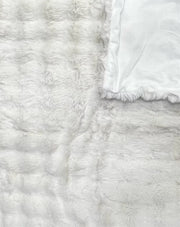 Pläd ASPEN FAUX Vit, 140x180cm, polyester, 650g - Milton Home hos Lilla Hem