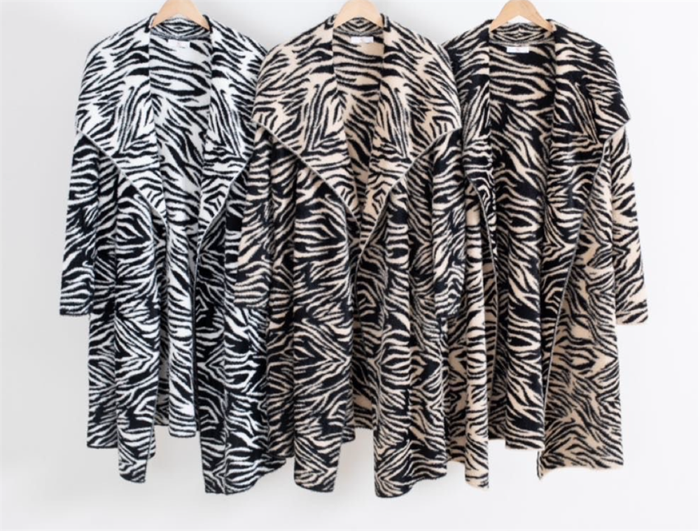 Stickad långkofta Luddig Black/Beige L/XL - Caramelle Fashion hos Lilla Hem