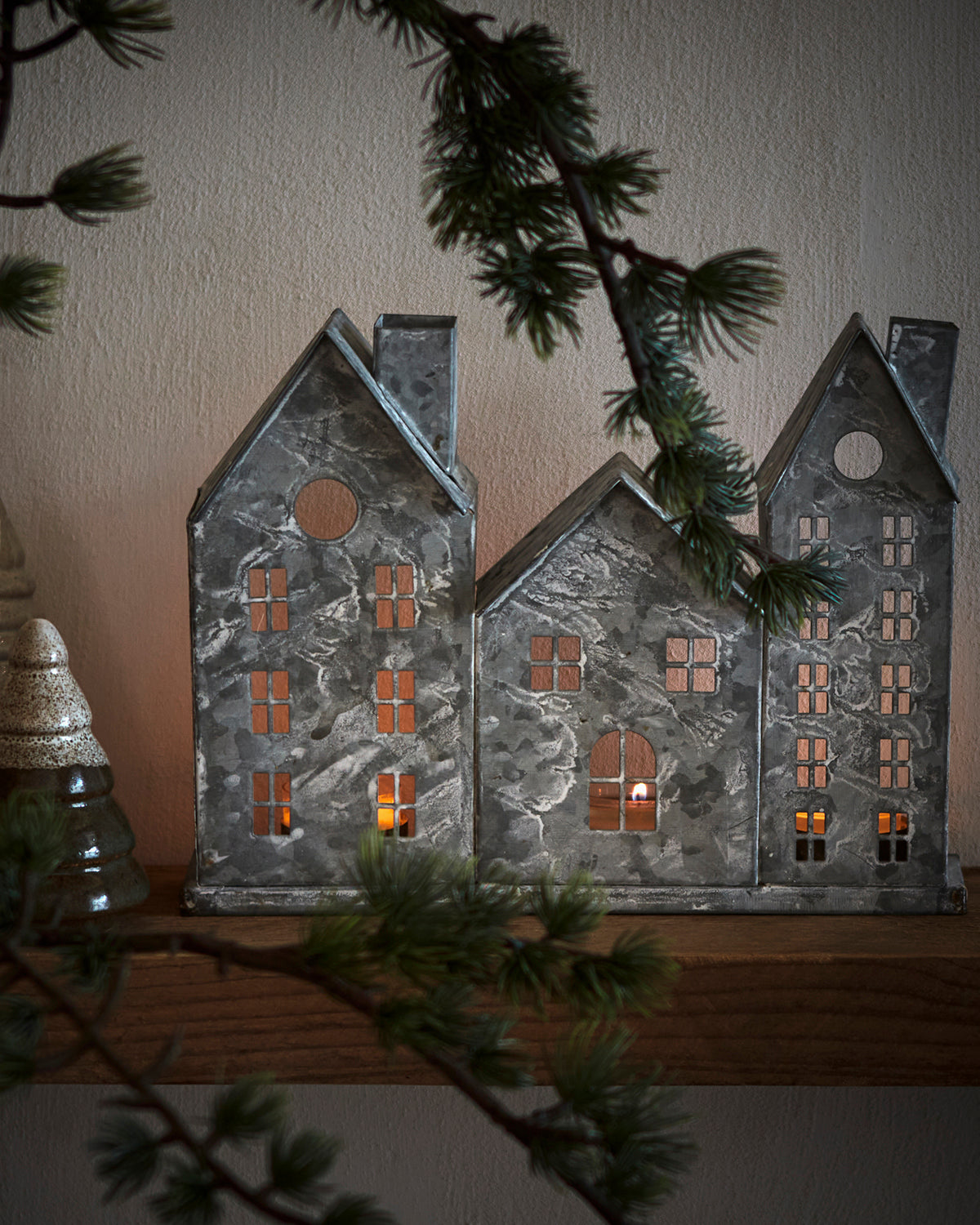 FENIX Ljuslykta hus, Grå/vit L-26 hos Lilla Hem