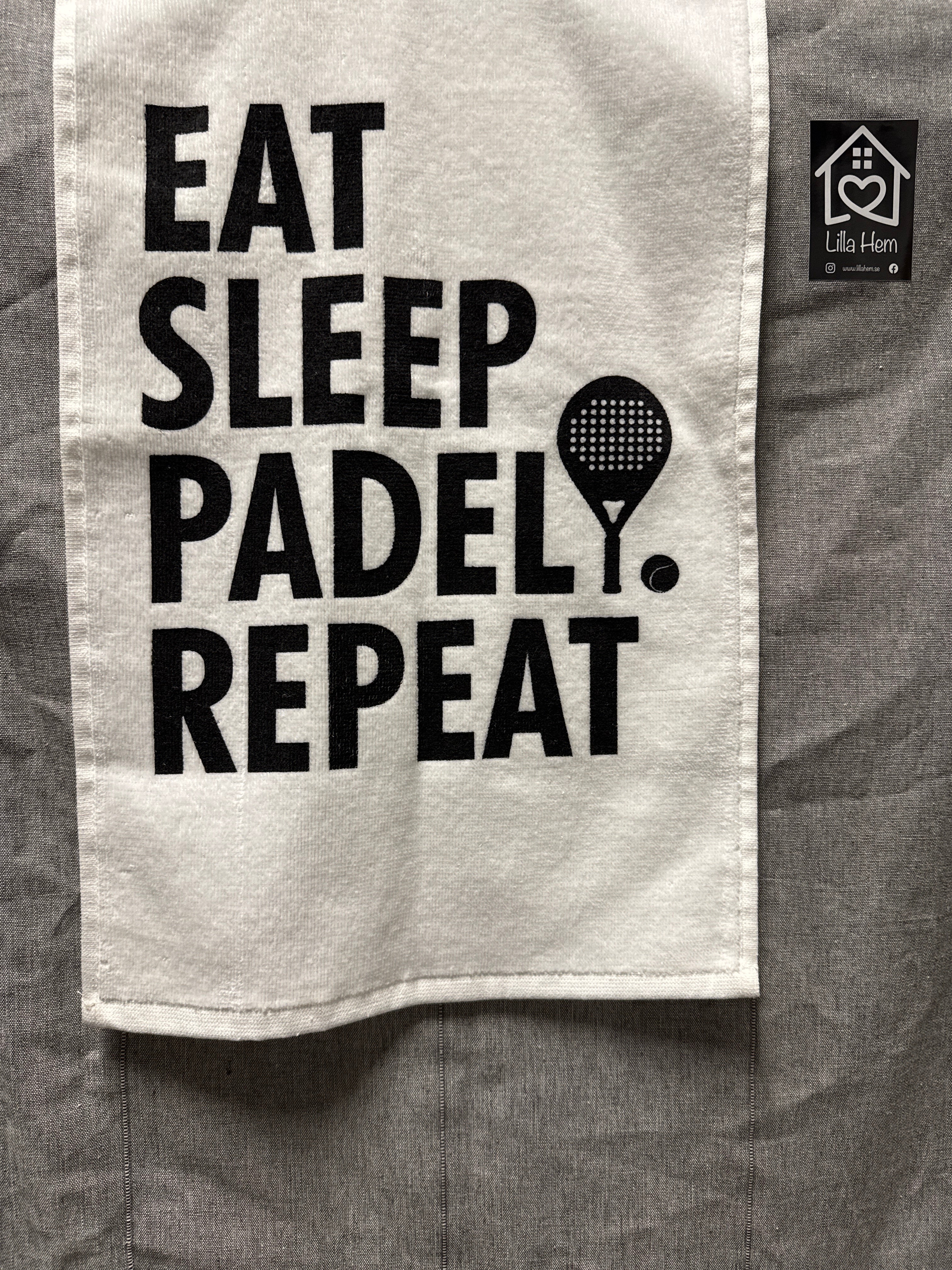 Velourhandduk Padel repeat vit/svart text hos Lilla Hem