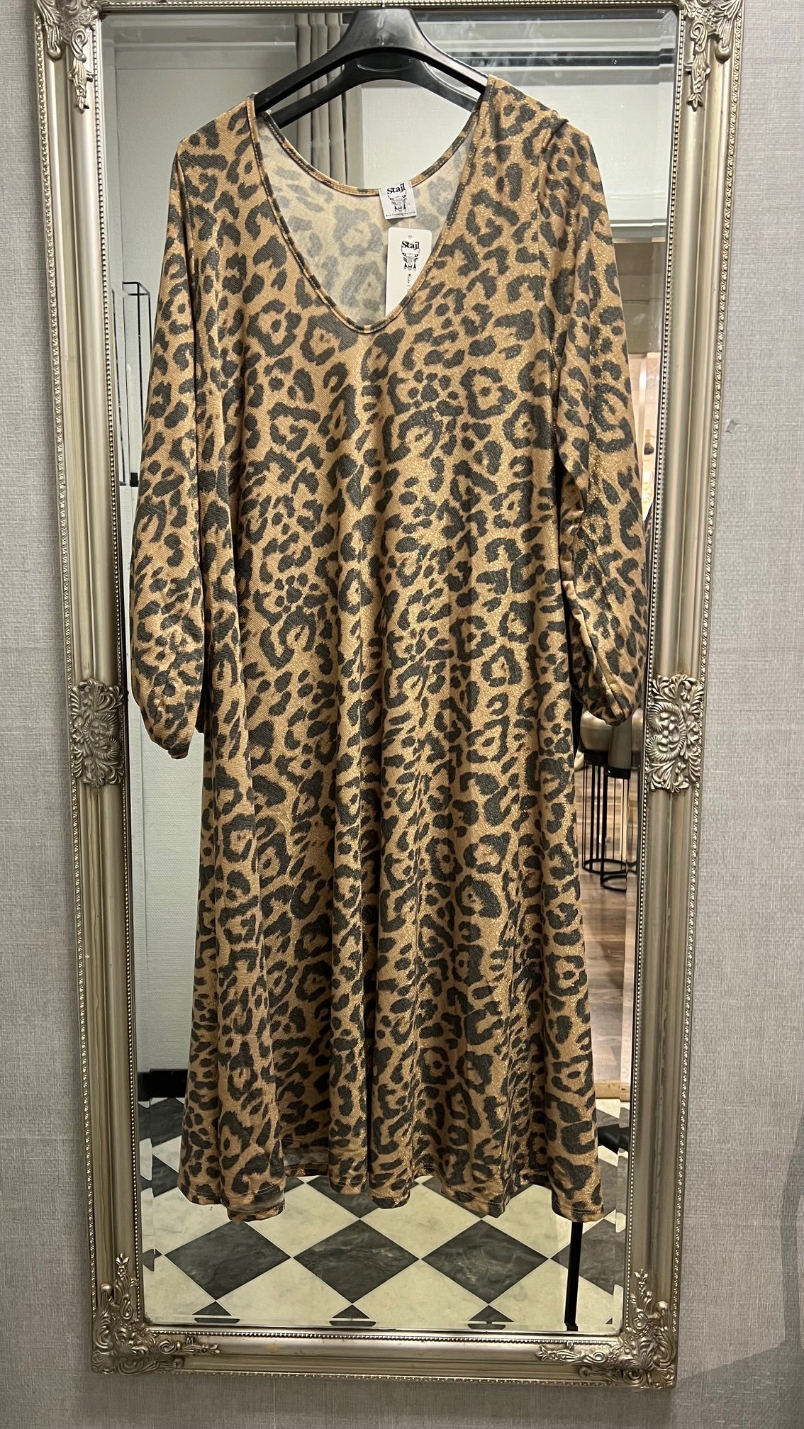 V-ringad klänning Alba Leo Onesize - Stajl Agenturer hos Lilla Hem