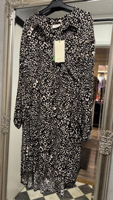 KAmarita Amber Shirt Dress 44 Black/Chalk Leo Print - KAFFE hos Lilla Hem
