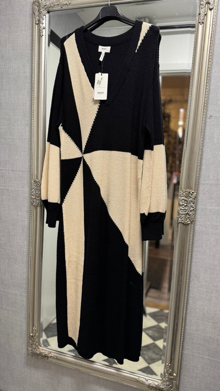 OBJMALENA L/S KNIT AOP DRESS Strl:L Sandshell - VILA Sweden OBJECT hos Lilla Hem
