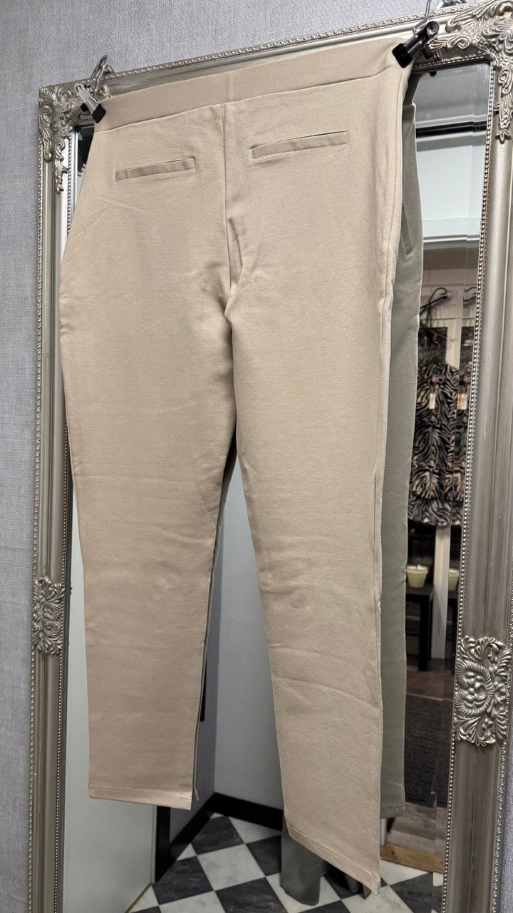 Metro L Pants Sand - Capri Collection hos Lilla Hem