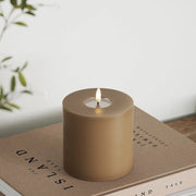 LED-Blockljus 10x10cm Caramel Real Flame Wet look - Deluxe Homeart hos Lilla Hem