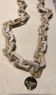 Halsband Beige marmor 90cm - By Odahl hos Lilla Hem