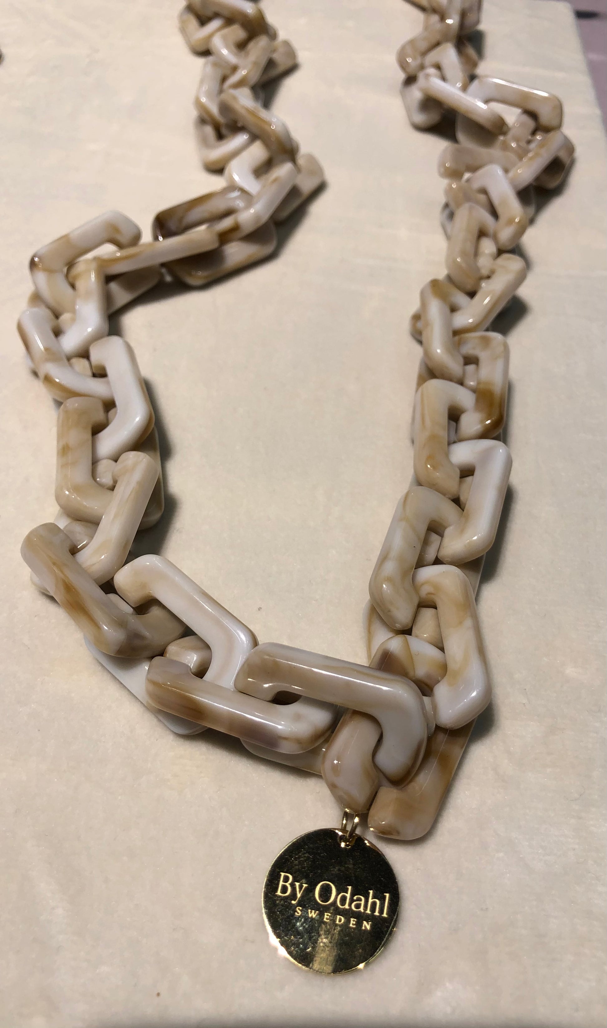 Halsband Beige marmor 90cm - By Odahl hos Lilla Hem