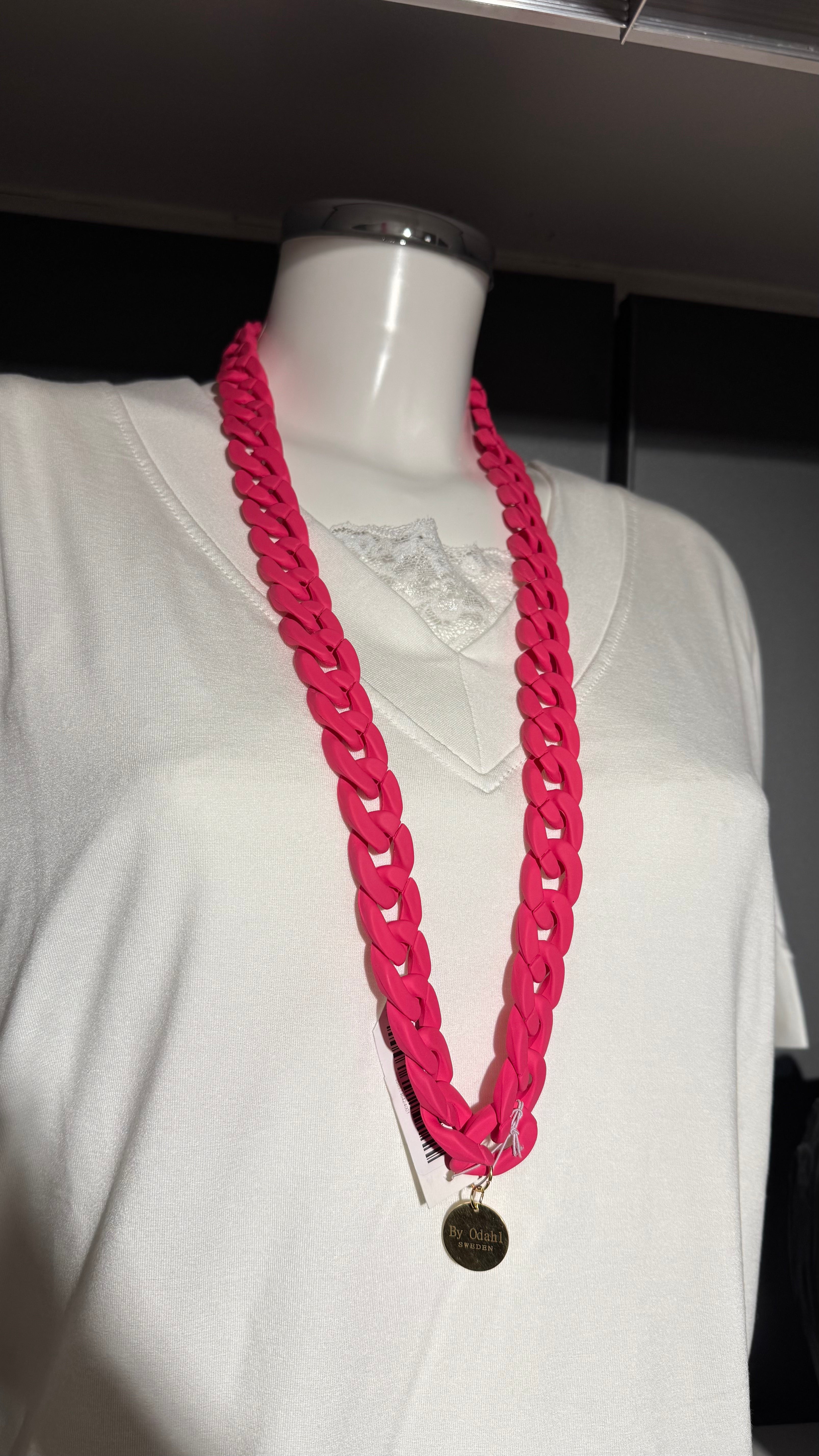 Halsband Cerise 90 cm - By Odahl hos Lilla Hem