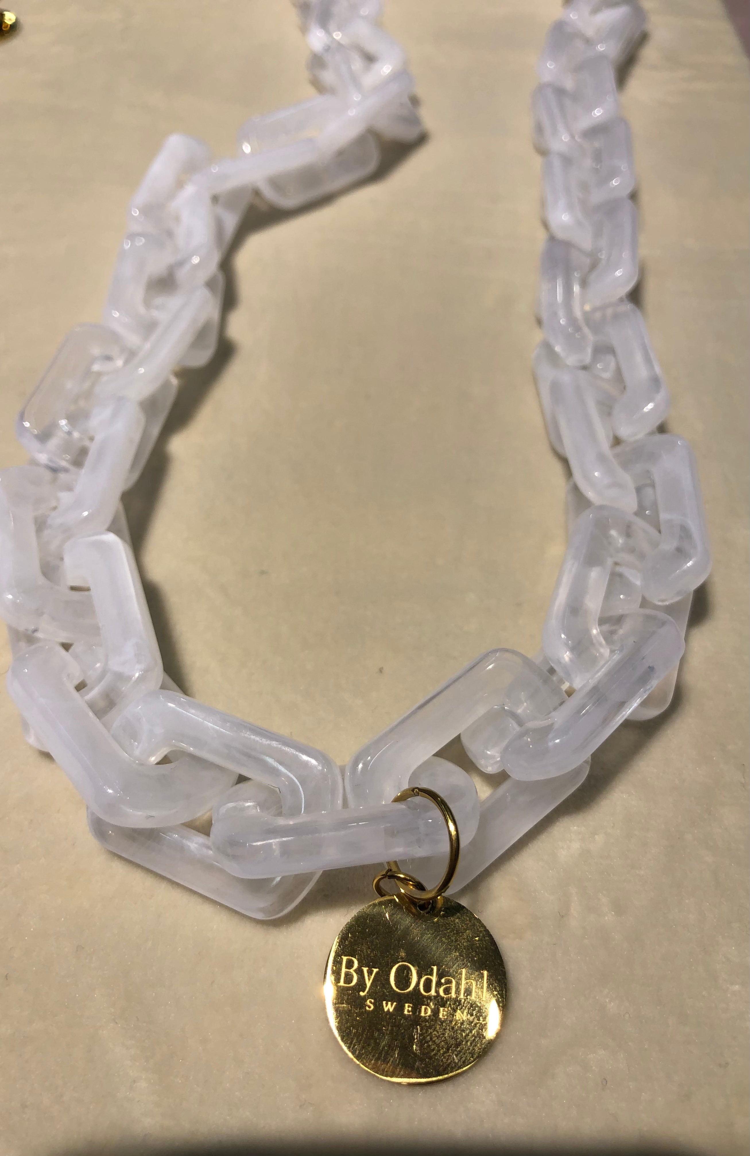 Halsband Vit marmor 90cm - By Odahl hos Lilla Hem