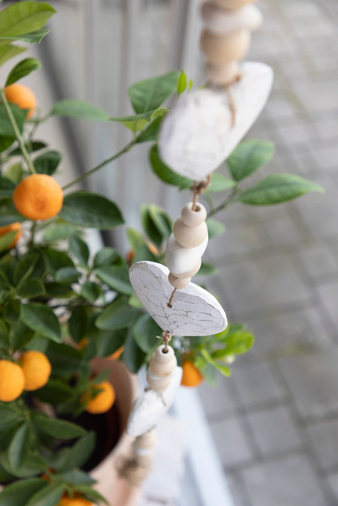 Mobil med trähjärtan 110 cm - Different Design hos Lilla Hem