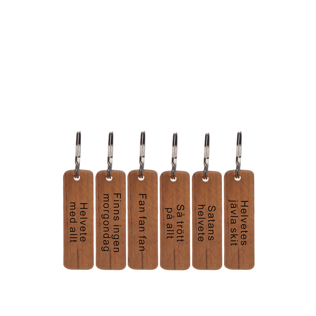 Nyckelring av trä olika budskap - Different Design hos Lilla Hem