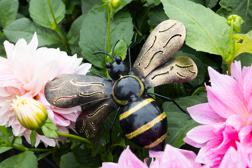 Humla i hamrad plåt vägg 20x16 cm - Different Design hos Lilla Hem