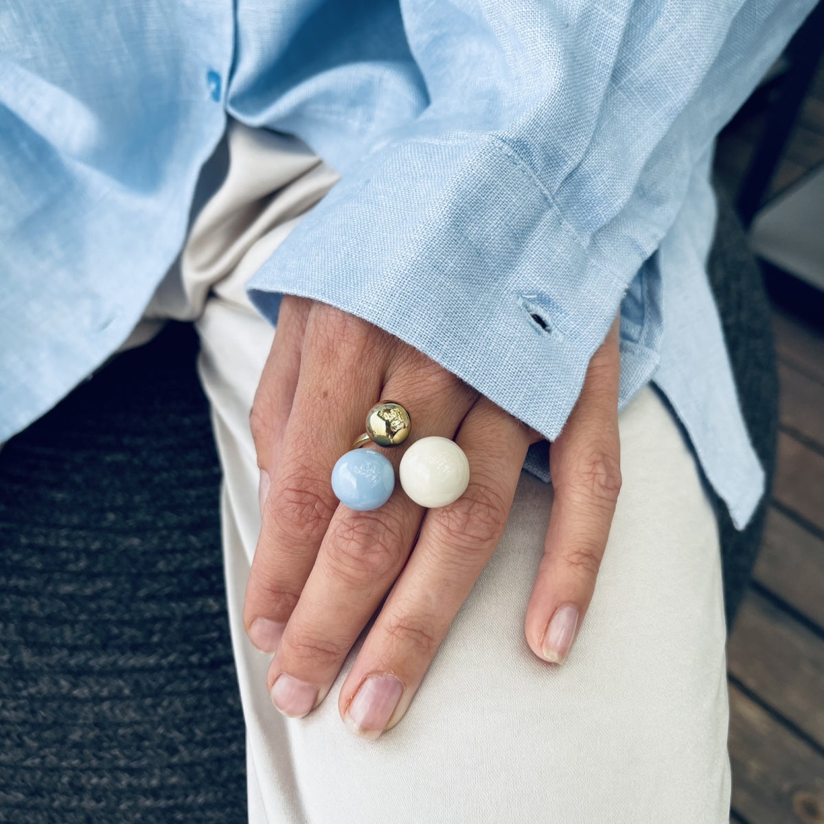 Brea Enamel Large Ring Lt.blue/Gold - Bud To Rose hos Lilla Hem