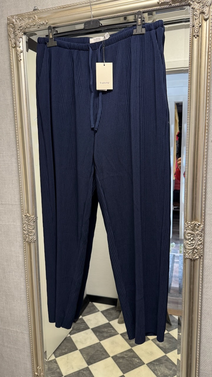 Byxa Bytrissa Navy - B. YOUNG hos Lilla Hem