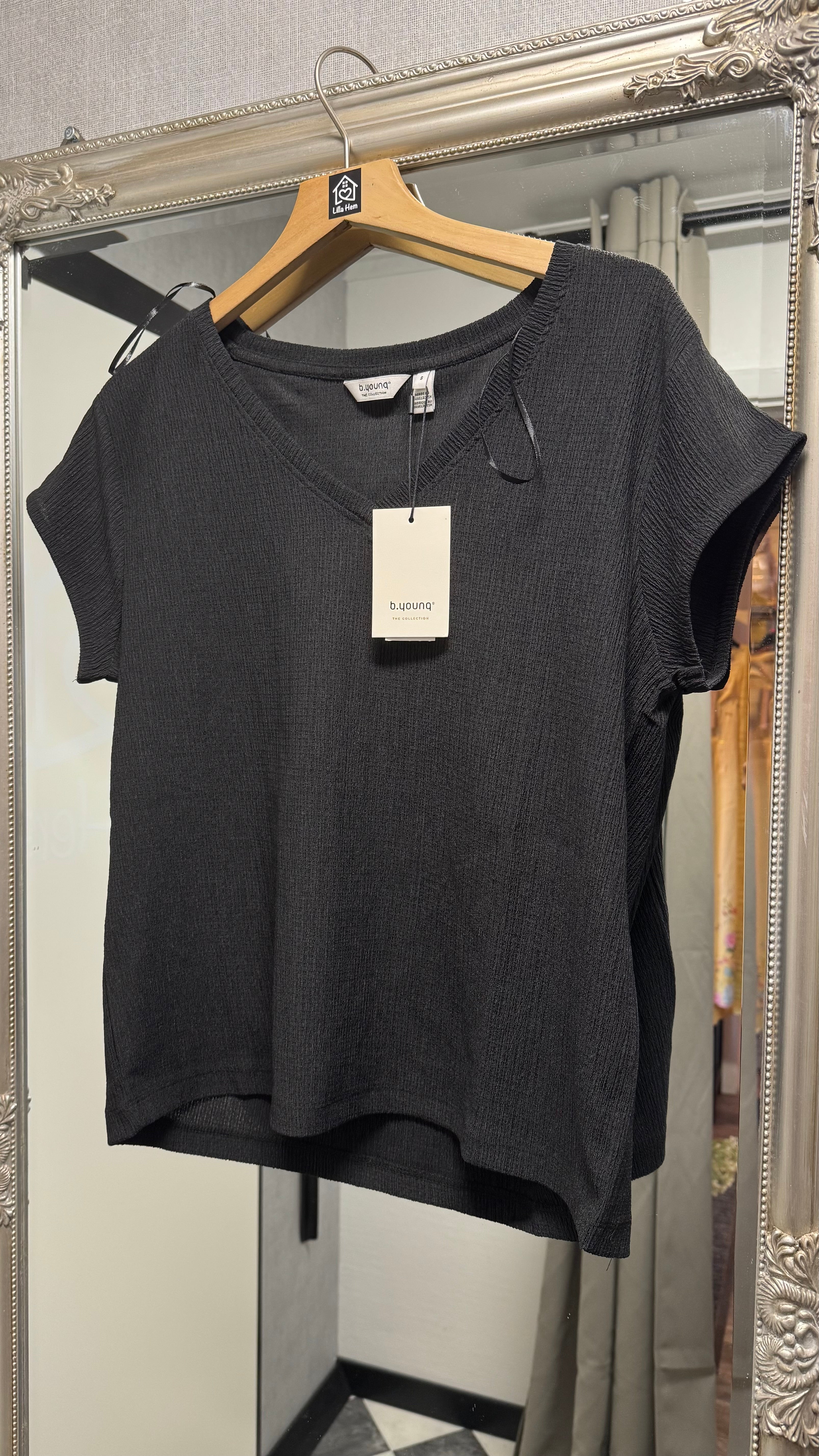 BYROSA TOP - T-shirt Black - B. YOUNG hos Lilla Hem