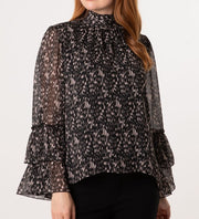 Blus med volang - Caramelle Fashion hos Lilla Hem