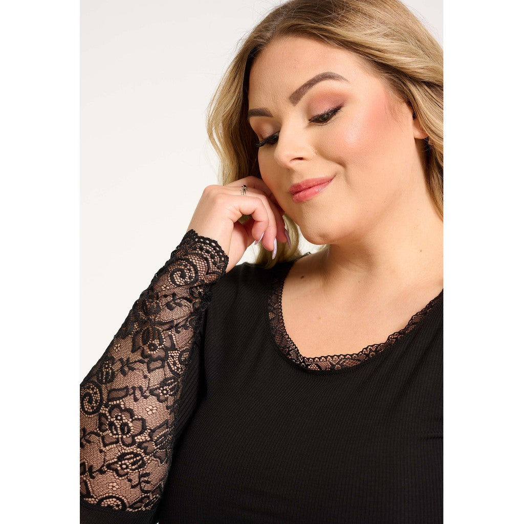 Jersey-tisha med ljuvliga spetsärmar (fler färger) - No1 By Ox hos Lilla Hem