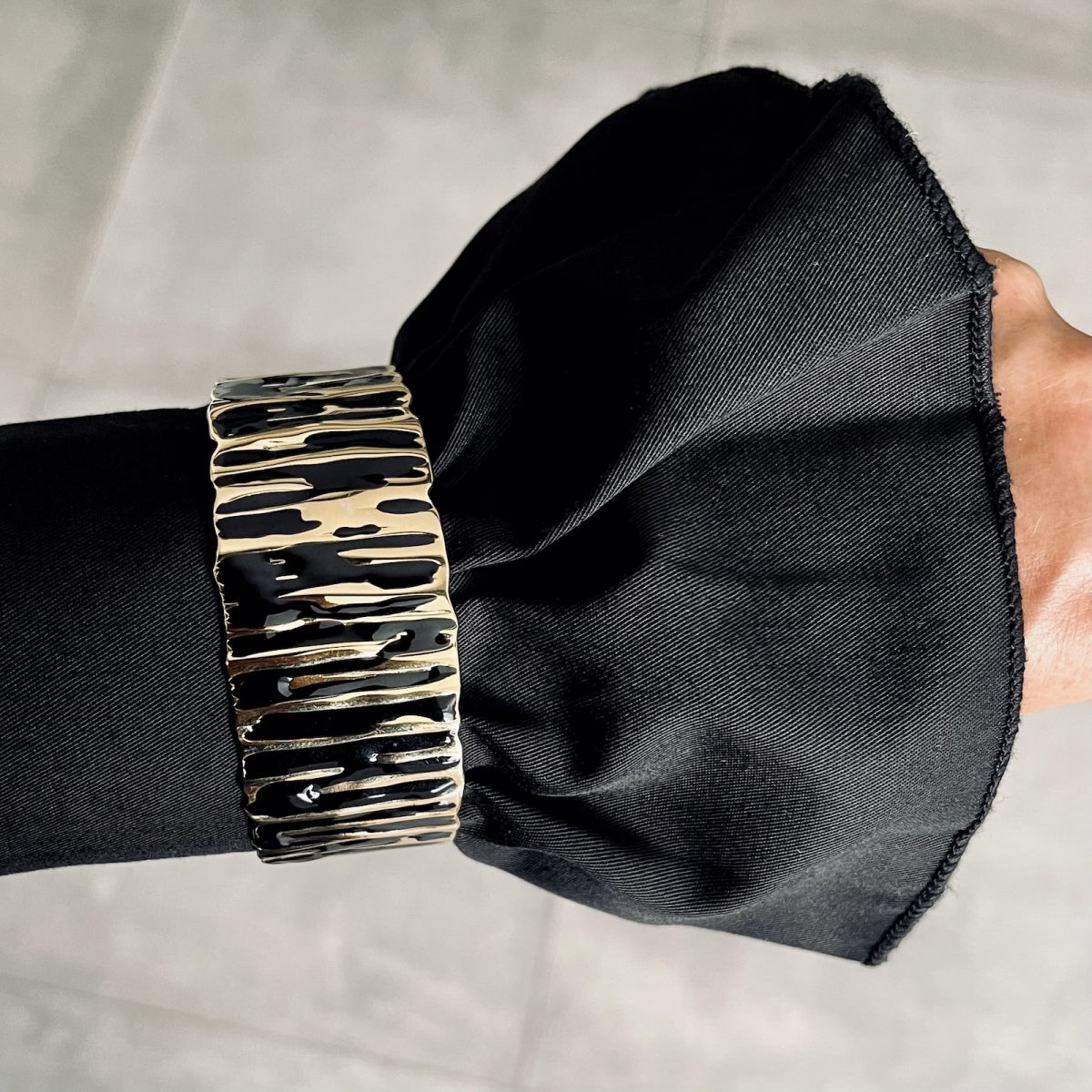 Blake Enamel Bangle Black/gold - Bud To Rose | Lilla Hem