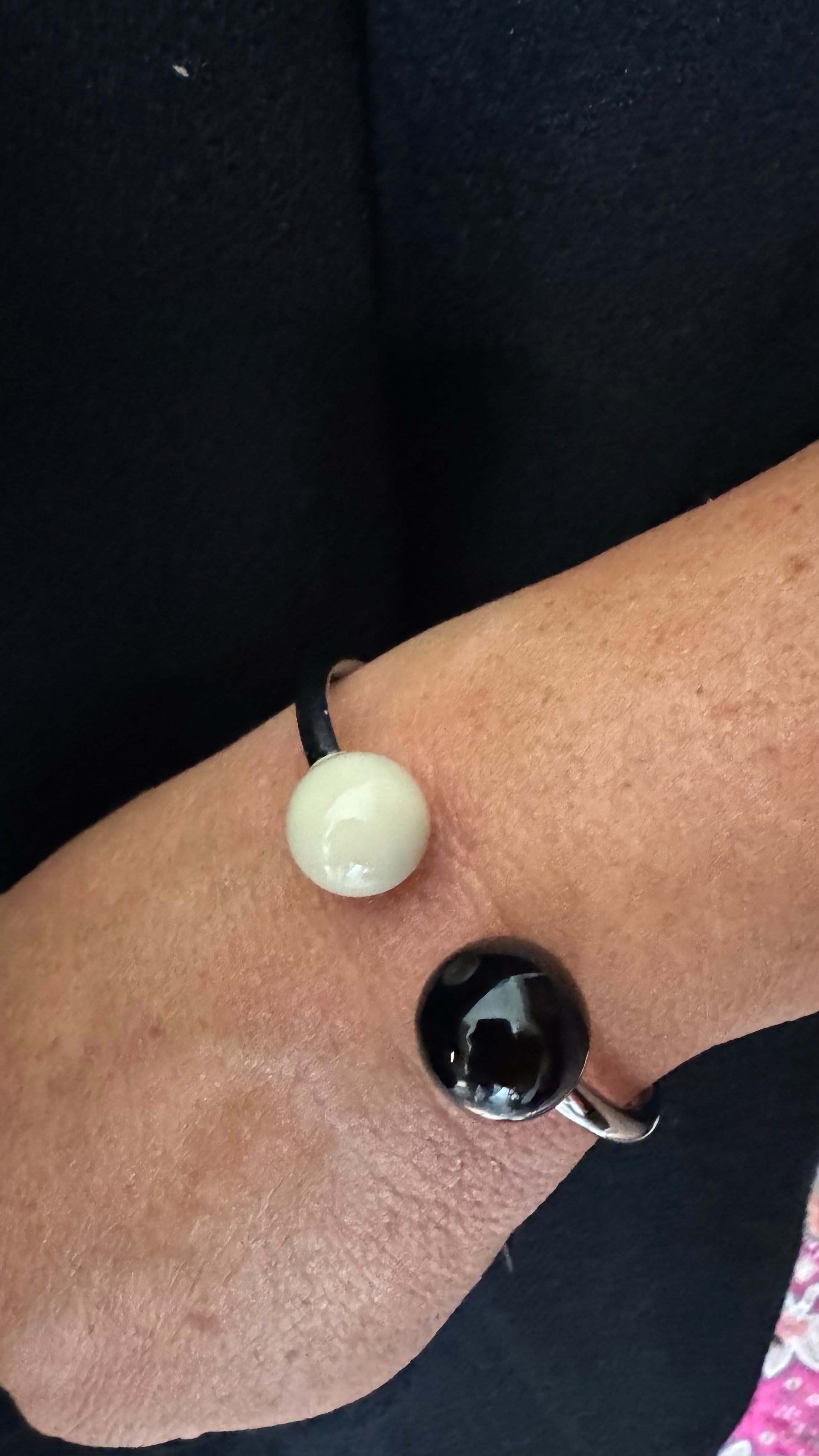 Globe Enamel Bangle Ivory/black/steel - Bud To Rose | Lilla Hem