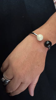 Globe Enamel Bangle Ivory/Black/Steel - Bud To Rose hos Lilla Hem