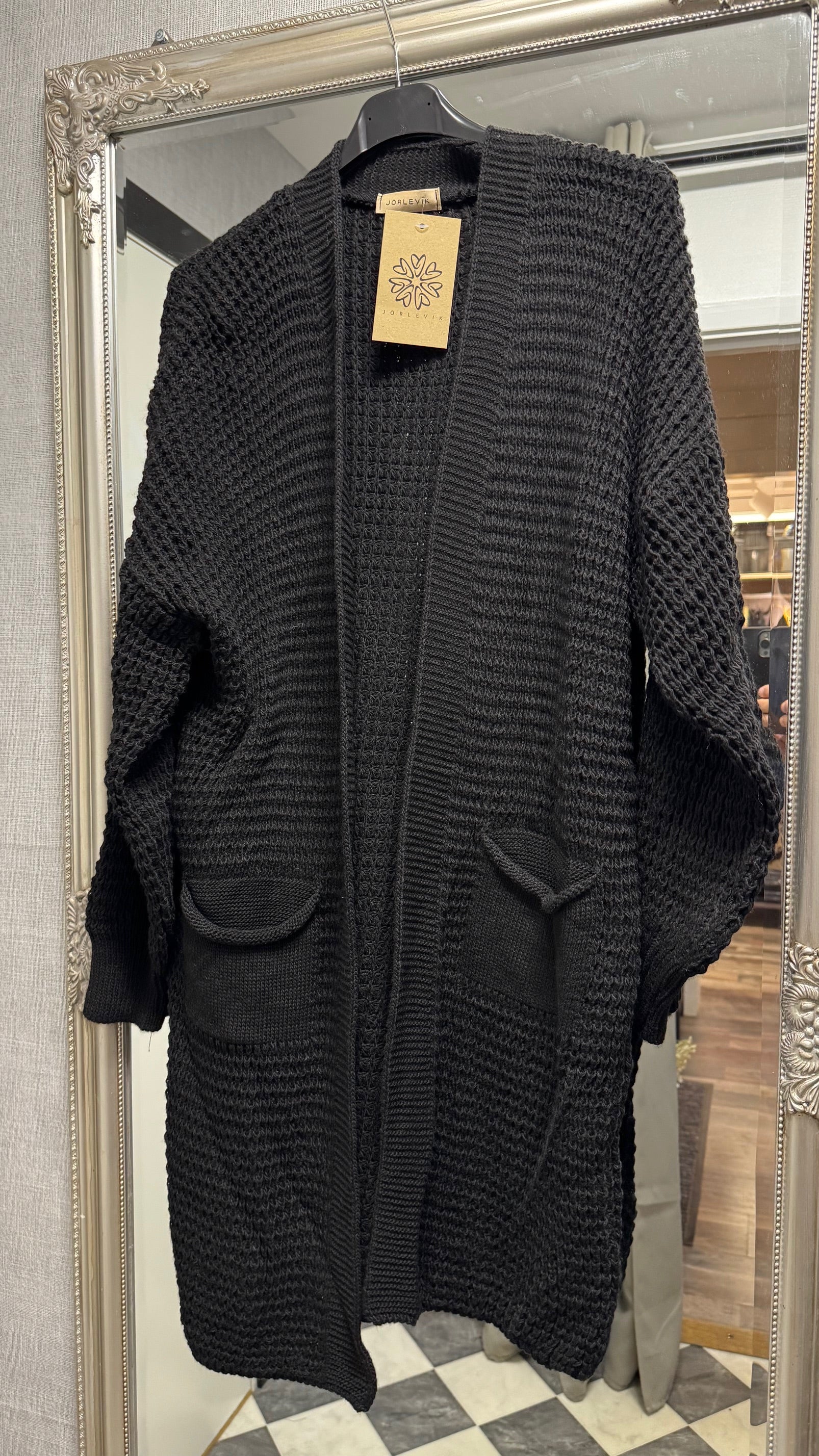 Stickad cardigan Nova kort med fickor - Jörlevik of Sweden hos Lilla Hem