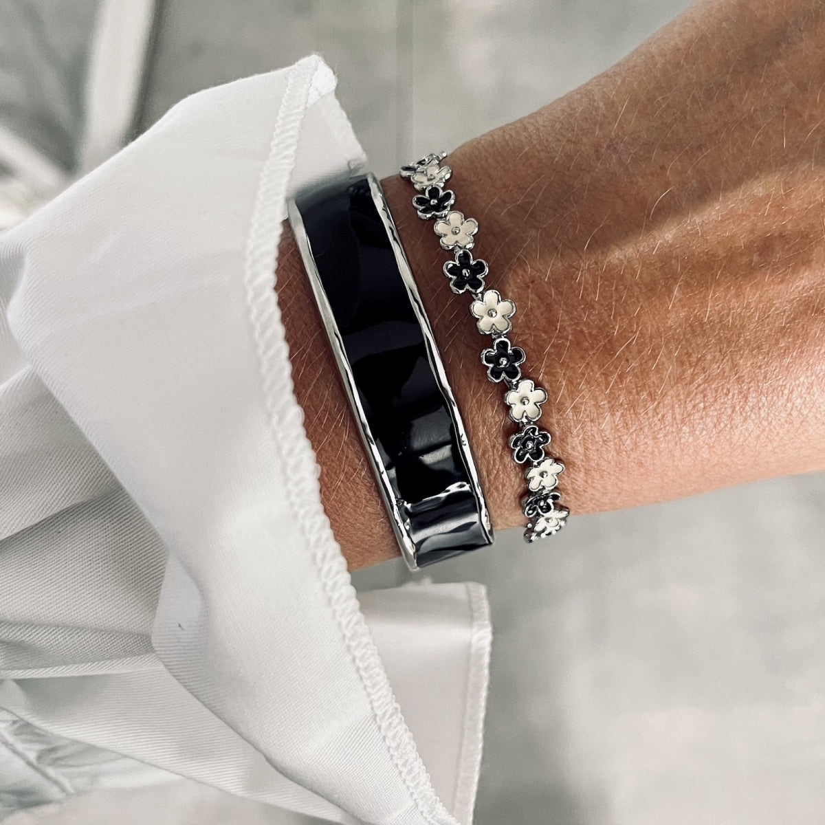 Envy Enamel Bangle Black/silver - Bud To Rose | Lilla Hem