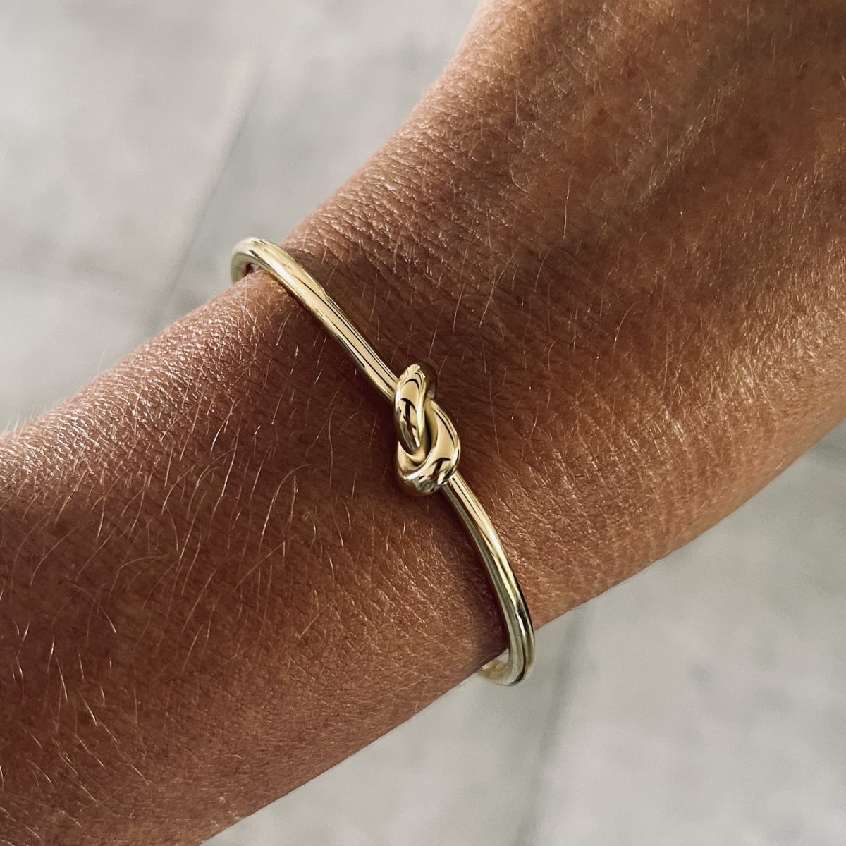 Knot Bangle Gold - Bud To Rose | Lilla Hem
