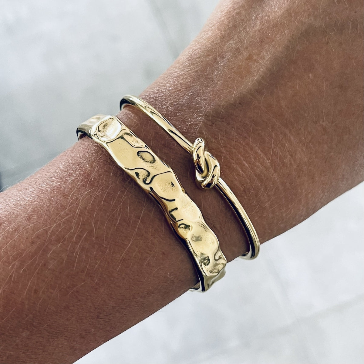 Knot Bangle Gold - Bud To Rose | Lilla Hem