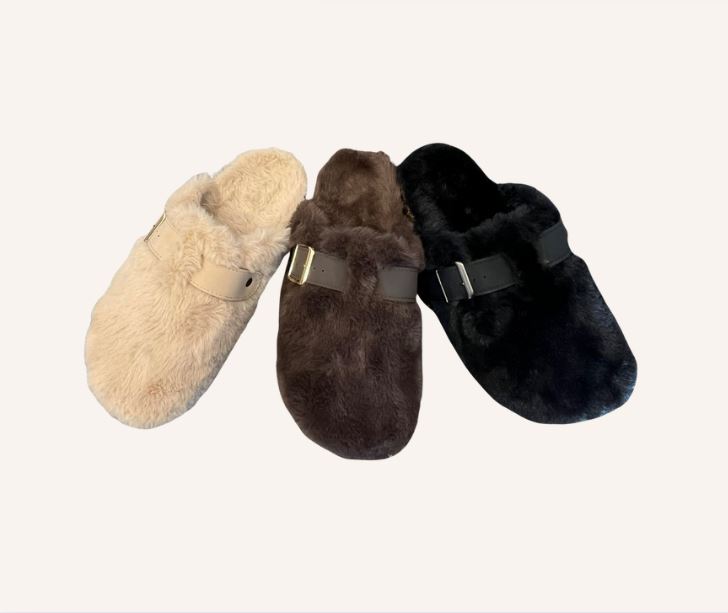 Härlig pälstoffel med spänne - Caramelle Fashion hos Lilla Hem