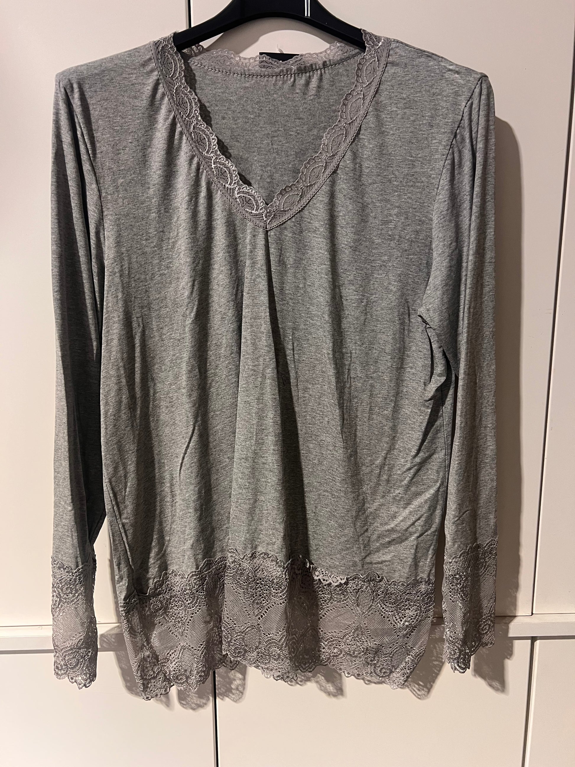 Långärmad Topp med Spetsärm och Spetskant - Caramelle Fashion | Lilla Hem