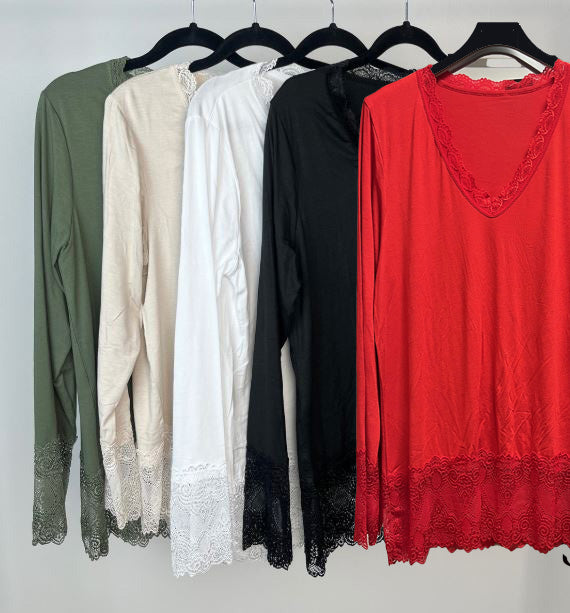 Långärmad topp med spetsärm och spetskant - Caramelle Fashion hos Lilla Hem