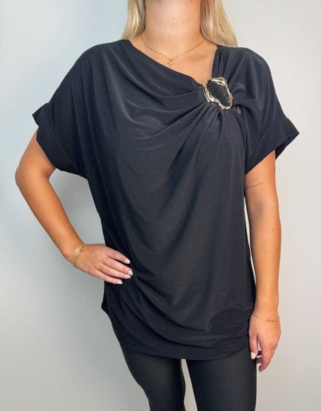 Läcker topp med fin gulddetalj - Caramelle Fashion hos Lilla Hem