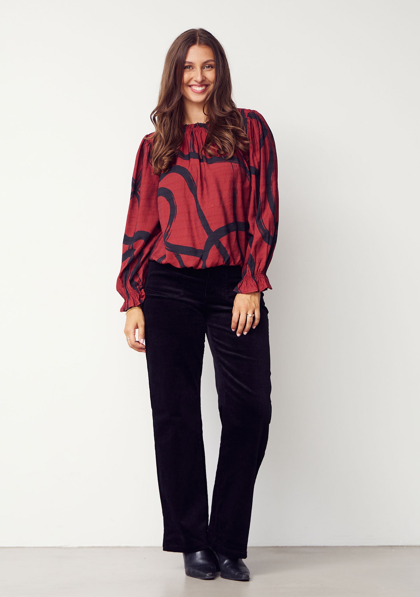Tanna Printed Blouse M97 Black On Red - I SAY | Lilla Hem