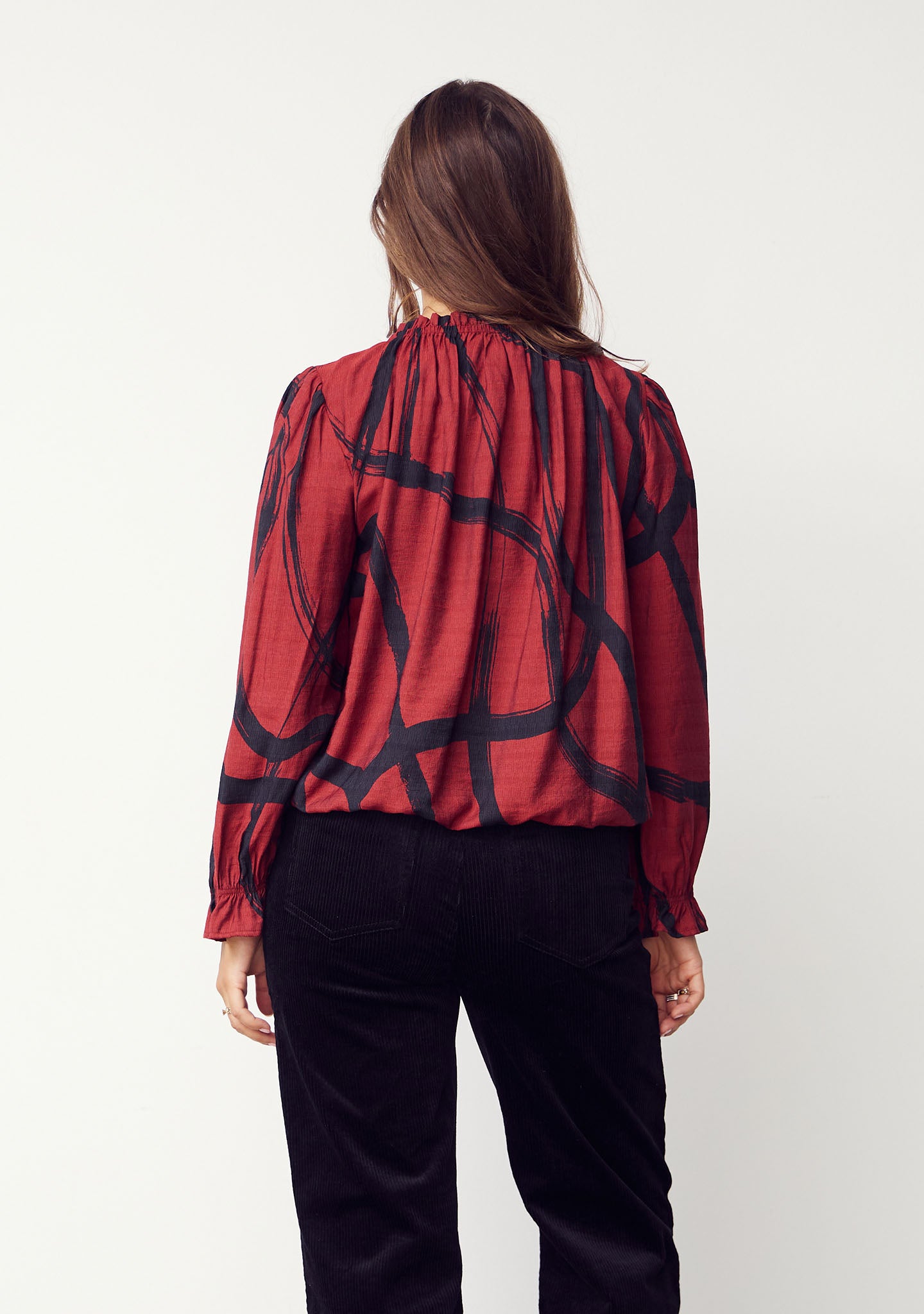 Tanna Printed Blouse M97 Black On Red - I SAY | Lilla Hem