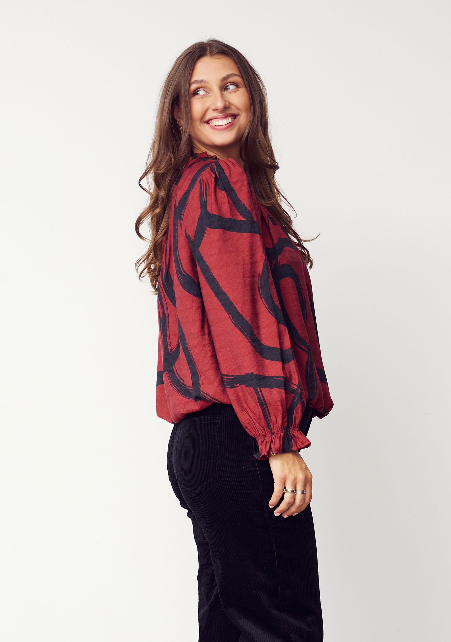 Tanna Printed Blouse M97 Black On Red - I SAY | Lilla Hem