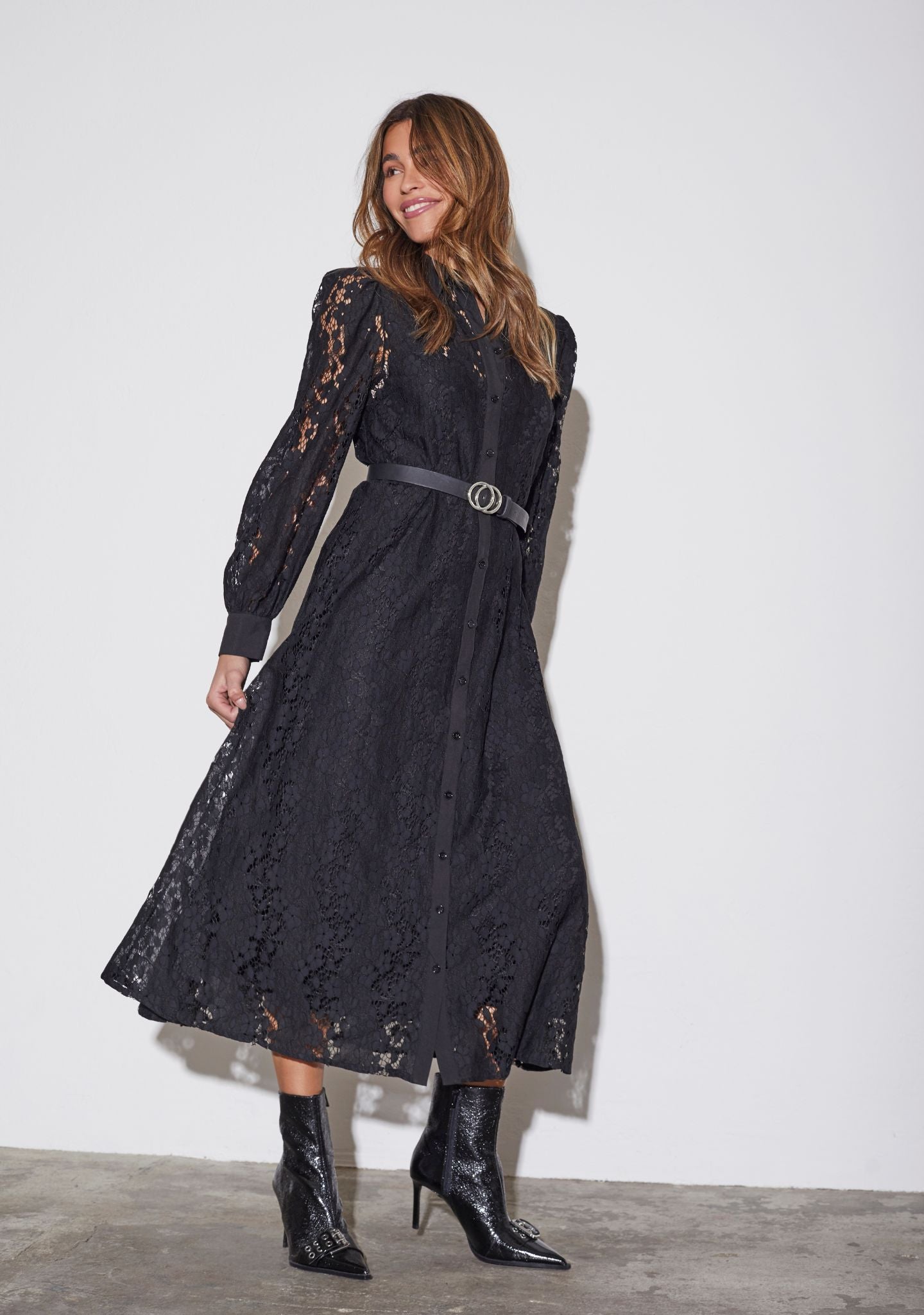 Kimie Lace Dress - I SAY hos Lilla Hem