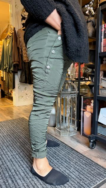 Byxa med dekorativa applikationer - Caramelle Fashion hos Lilla Hem