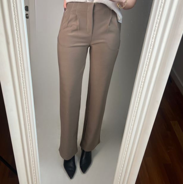 Byxa med diskreta pressveck Taupe - Caramelle Fashion hos Lilla Hem